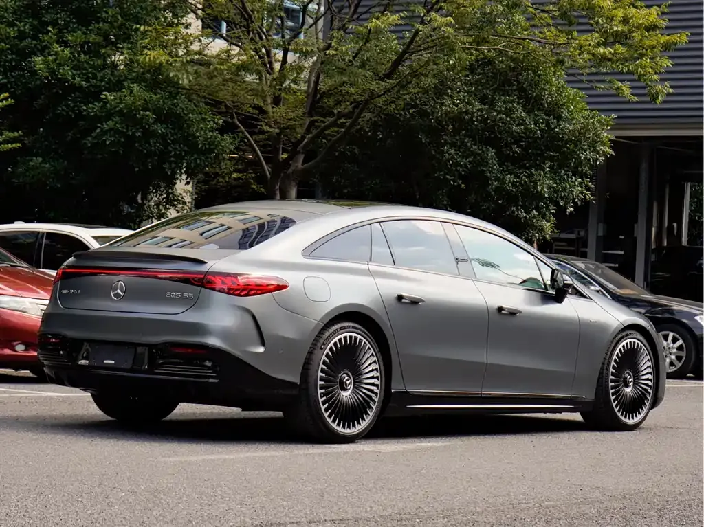 Mercedes-Benz EQS AMG — фото 9
