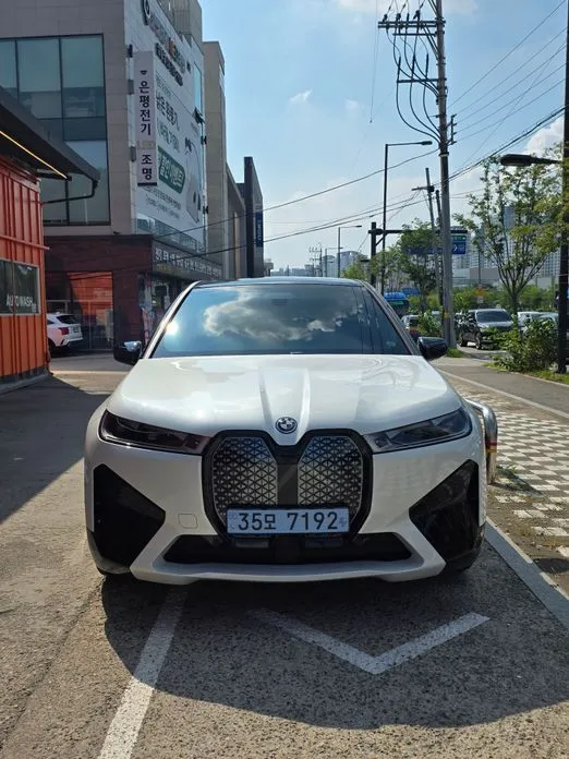 BMW iX — фото 1