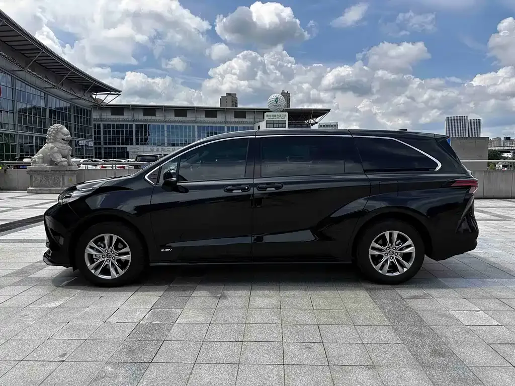 Toyota Sienna — фото 2