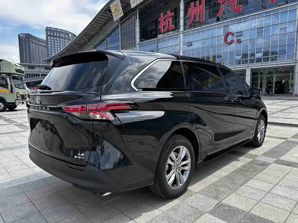 Toyota Sienna — фото 8