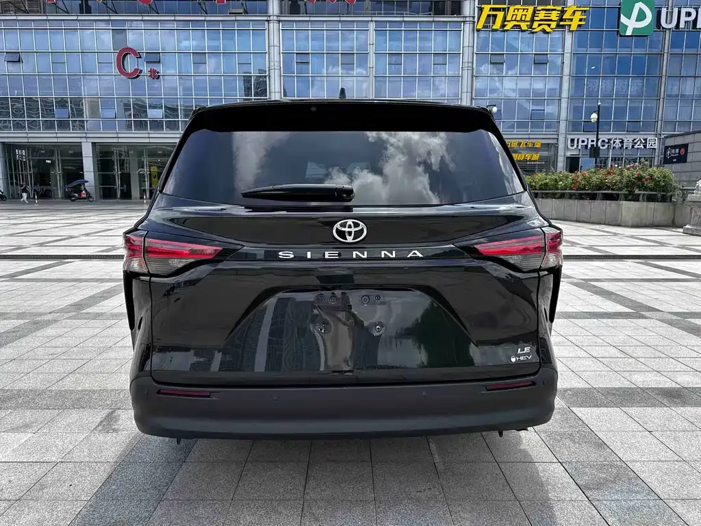 Toyota Sienna — фото 10
