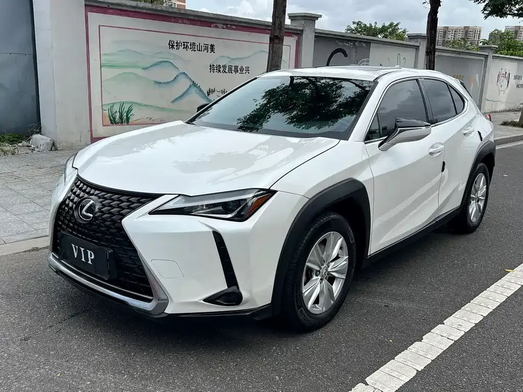 Lexus UX — фото 1