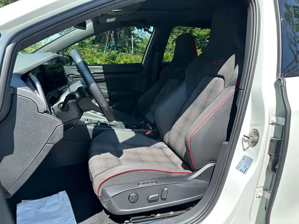 Volkswagen Golf GTI — фото 10