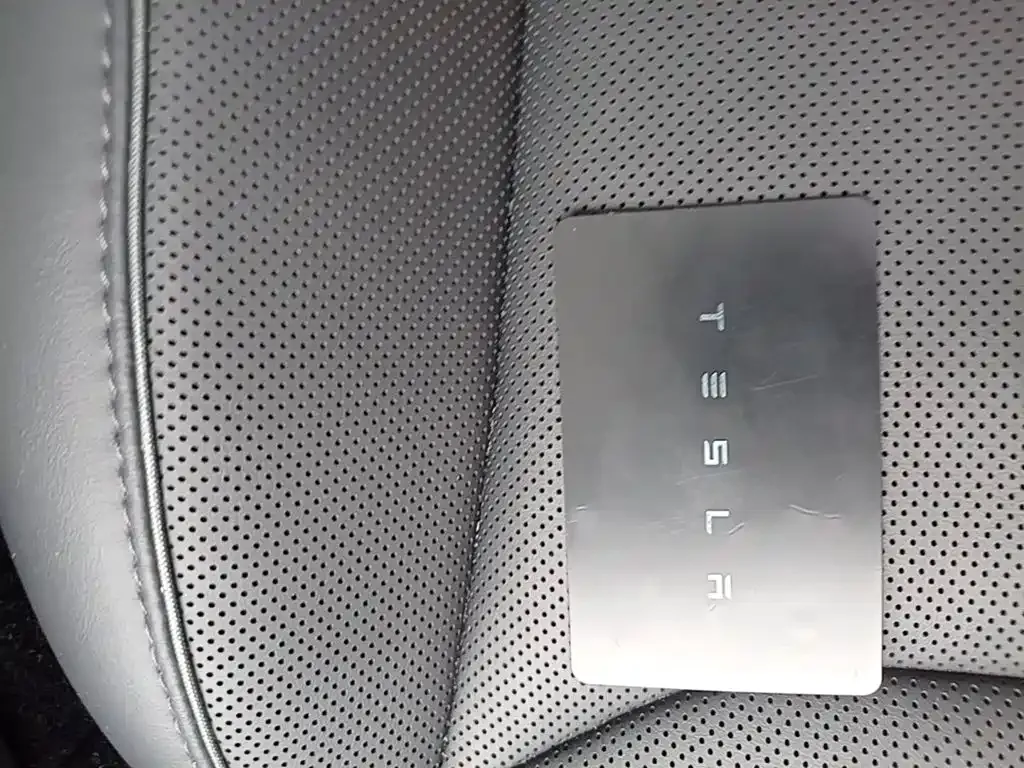 Tesla Model Y L — фото 9