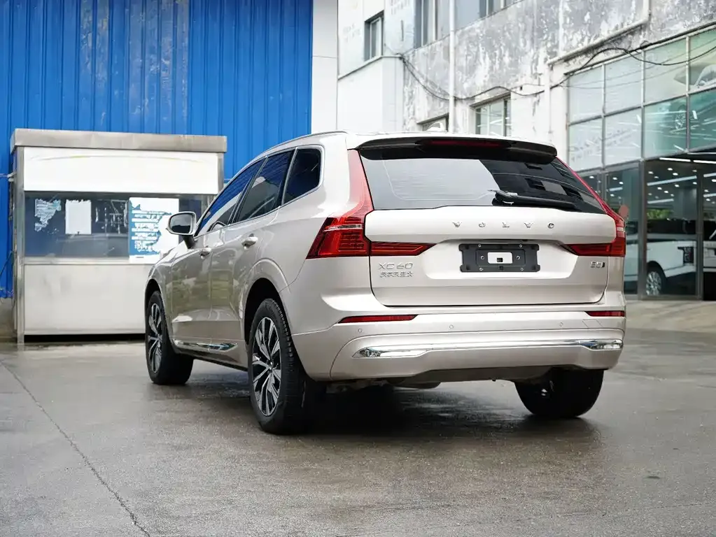 Volvo XC60 — фото 8