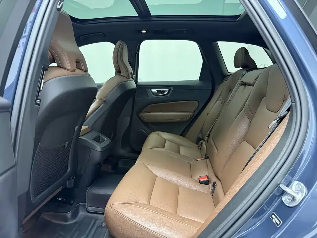 Volvo XC60 — фото 10