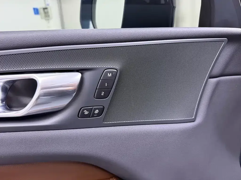 Volvo XC60 — фото 9