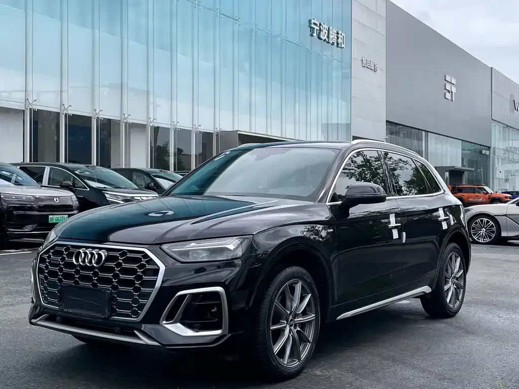 Audi Q5L — фото 1