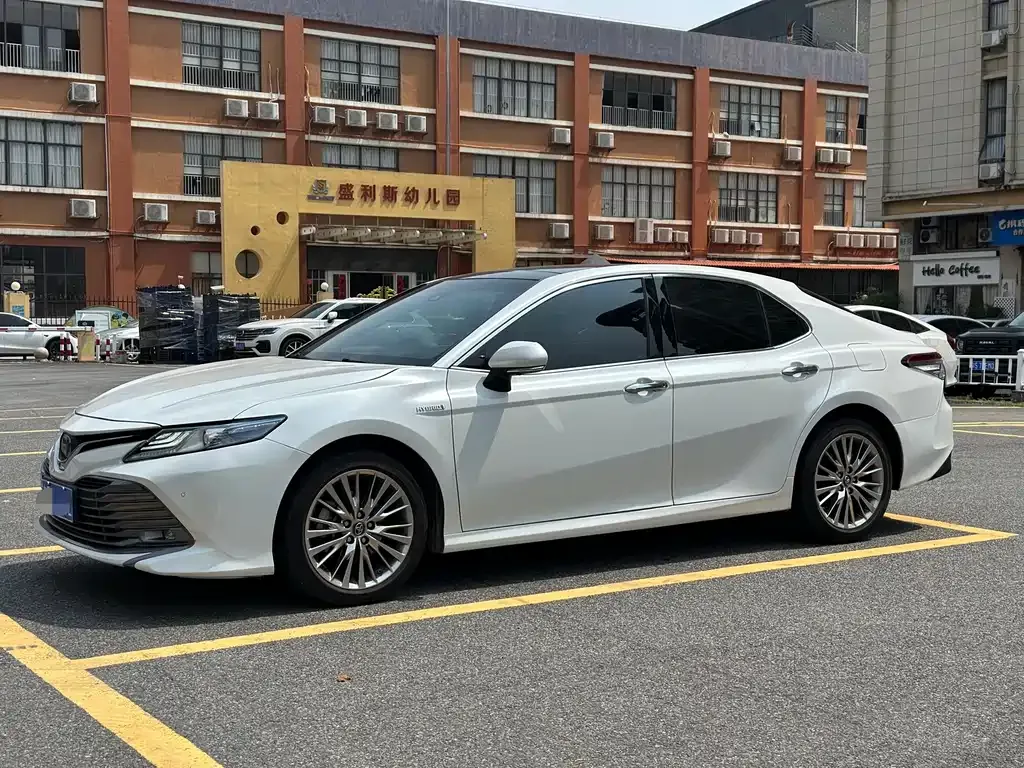 Toyota Camry — фото 1