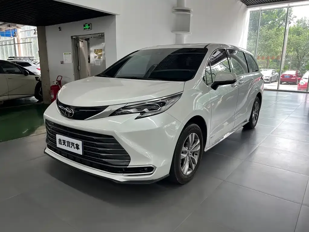 Toyota Sienna — фото 1