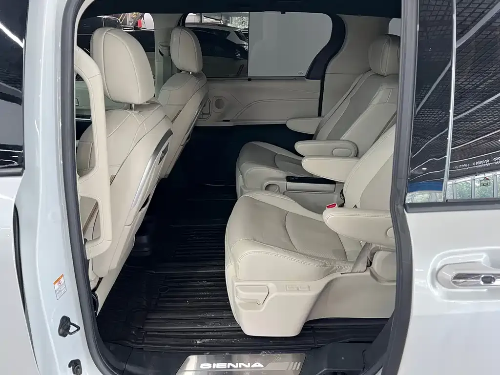 Toyota Sienna — фото 6