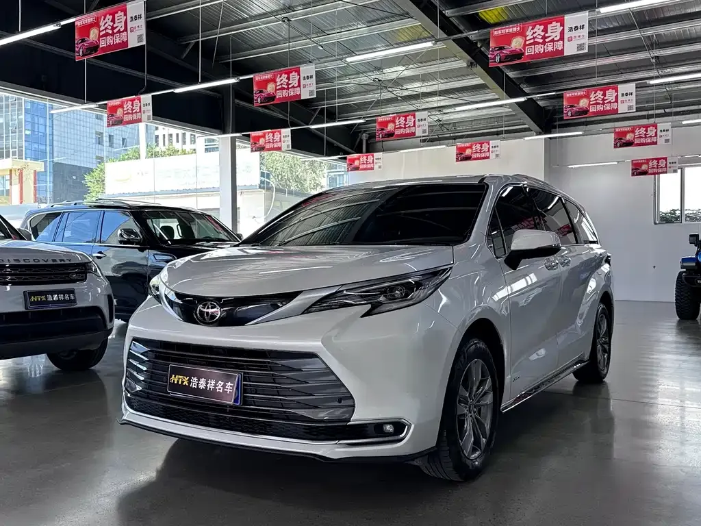 Toyota Sienna — фото 1