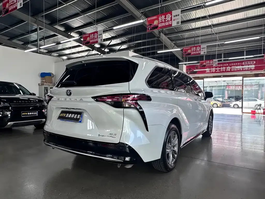 Toyota Sienna — фото 7