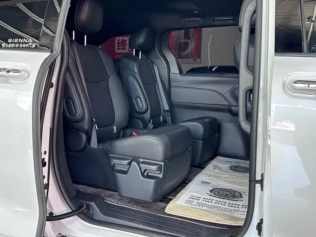 Toyota Sienna — фото 8