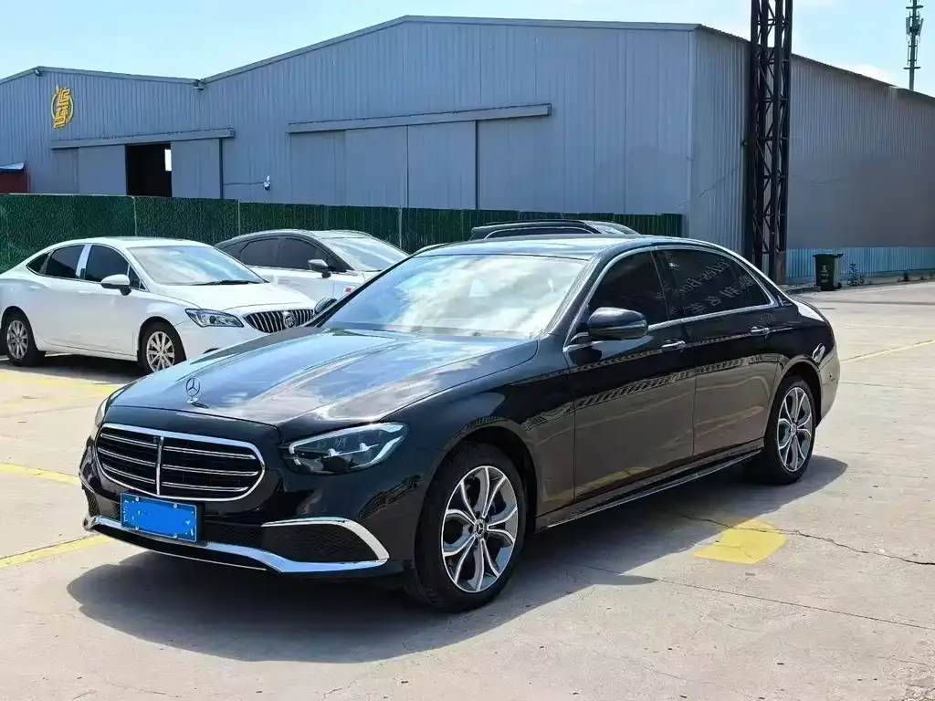 Mercedes-Benz E-Class — фото 1