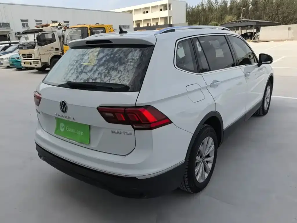Volkswagen Tiguan L — фото 9