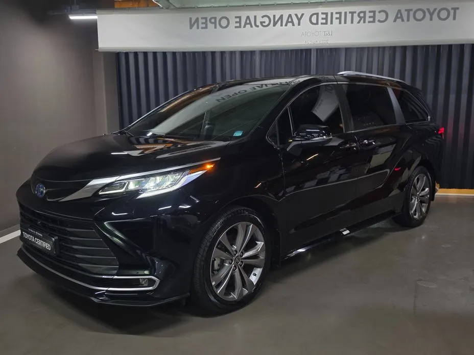Toyota Sienna — фото 1