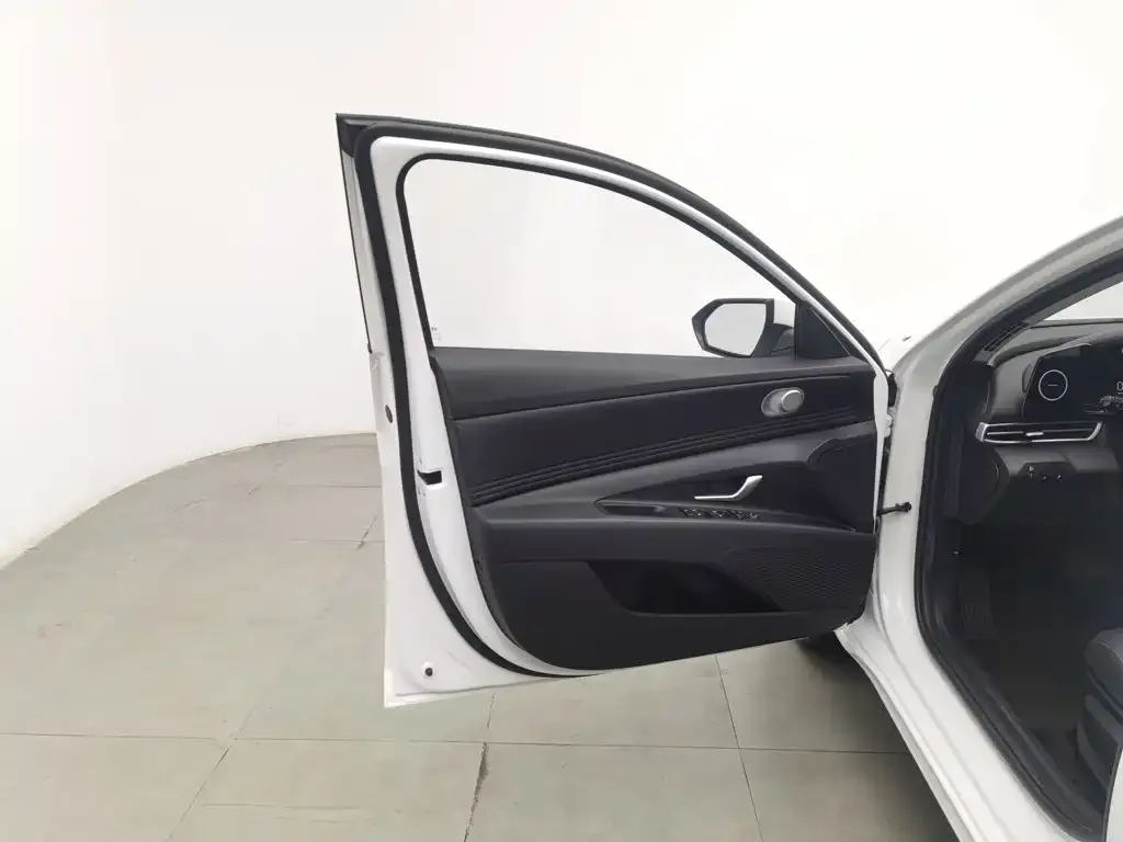 Hyundai Elantra — фото 3