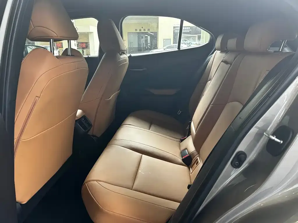 Lexus UX — фото 2