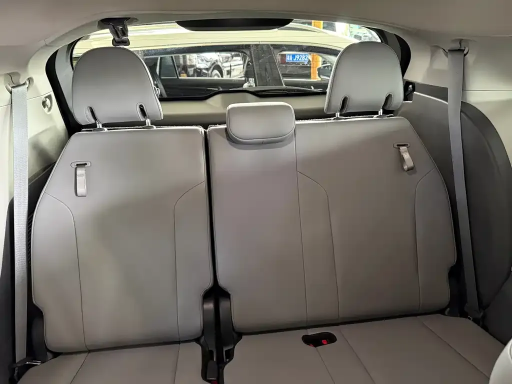 Toyota Granvia — фото 2