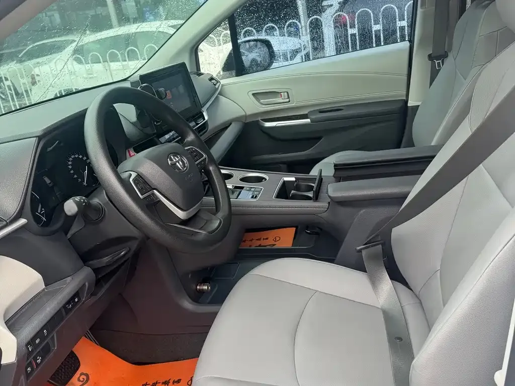 Toyota Granvia — фото 4
