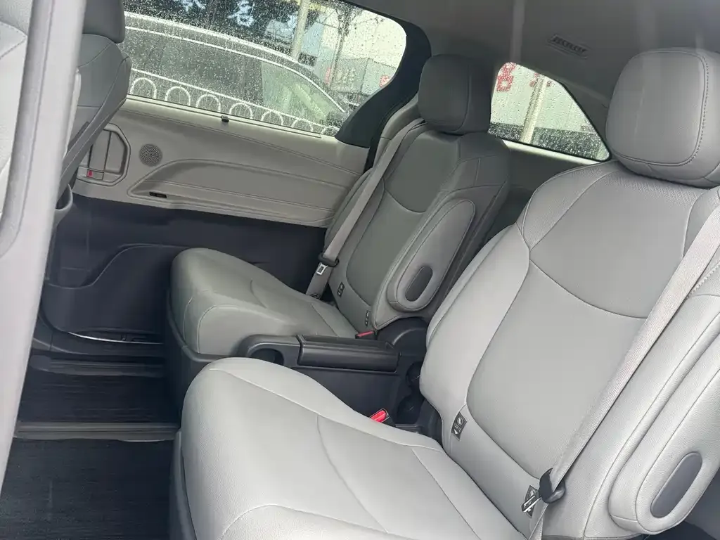 Toyota Granvia — фото 3