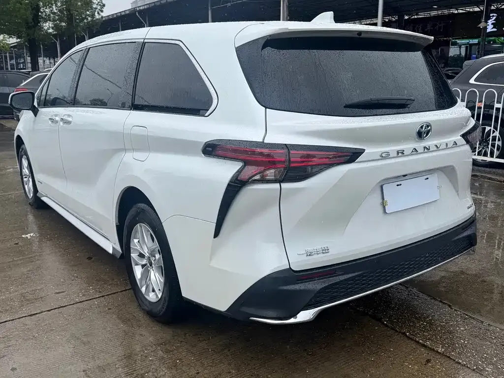 Toyota Granvia — фото 10