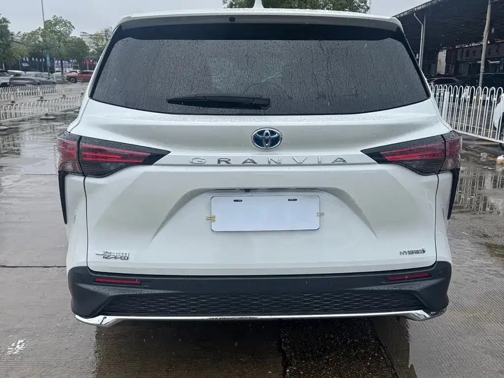 Toyota Granvia — фото 8