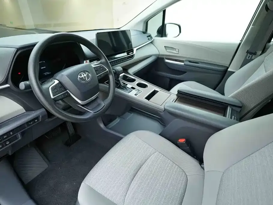 Toyota Sienna — фото 10