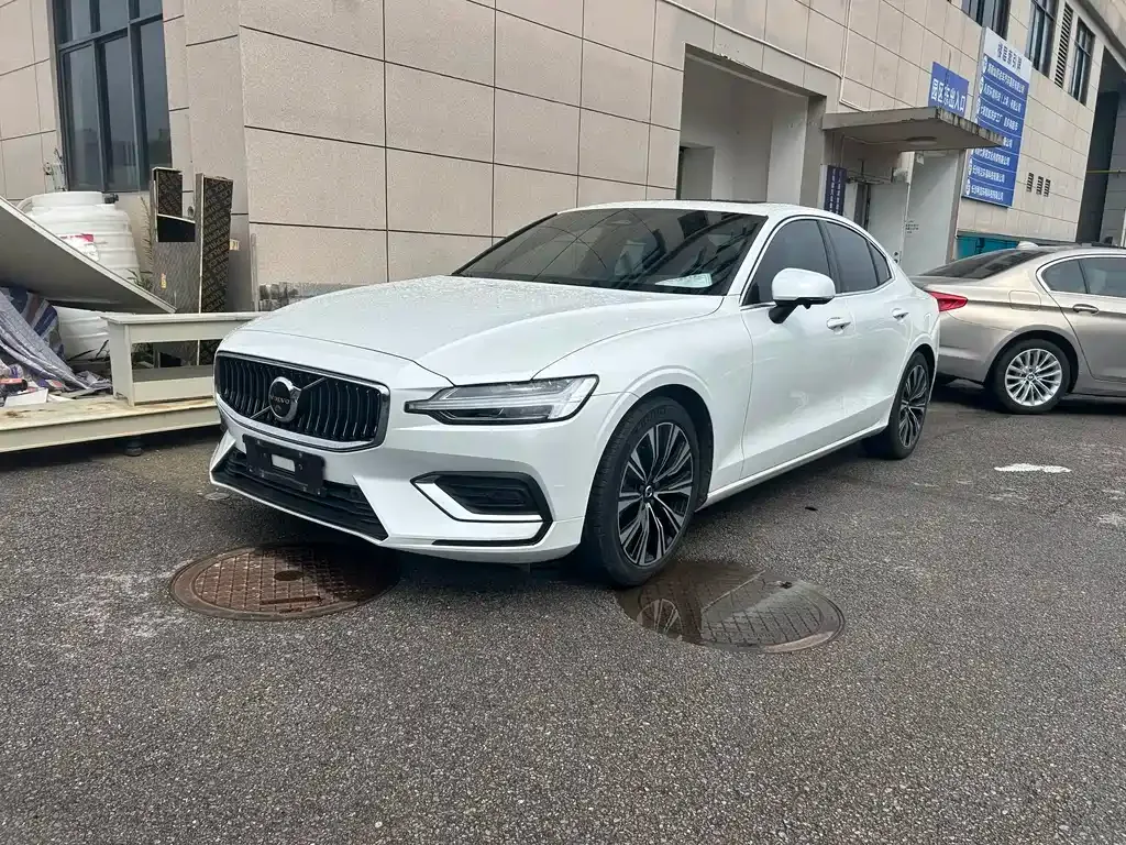 Volvo S60 — фото 1
