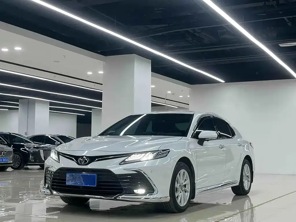 Toyota Camry — фото 1