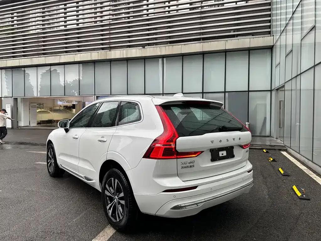 Volvo XC60 — фото 10