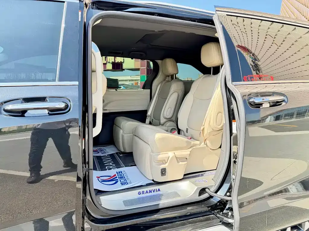Toyota Granvia — фото 9