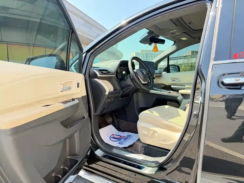 Toyota Granvia — фото 3