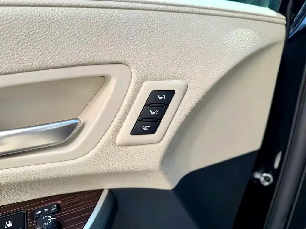 Toyota Granvia — фото 10