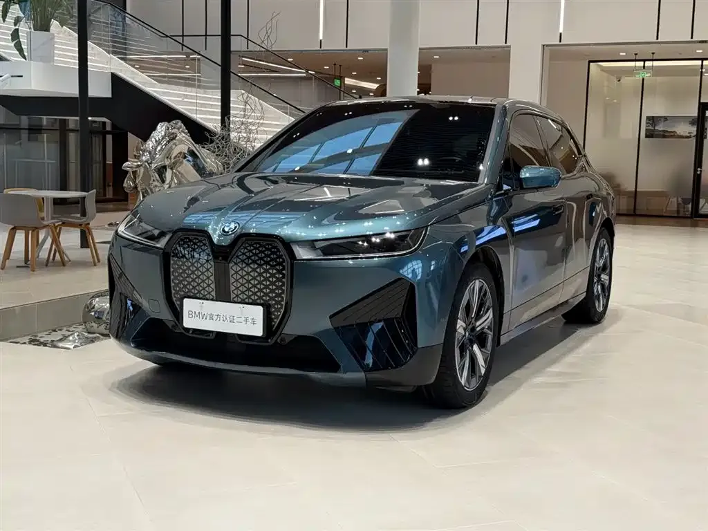BMW iX — фото 1