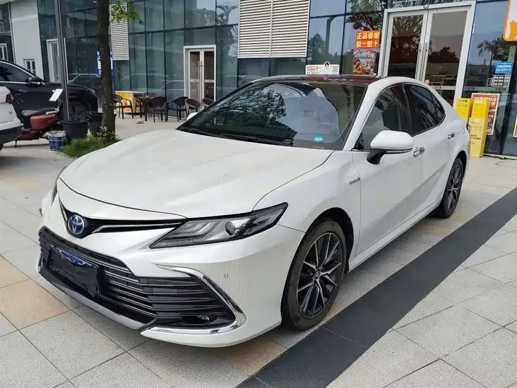 Toyota Camry — фото 1