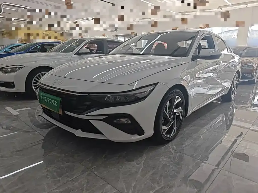 Hyundai Elantra — фото 1
