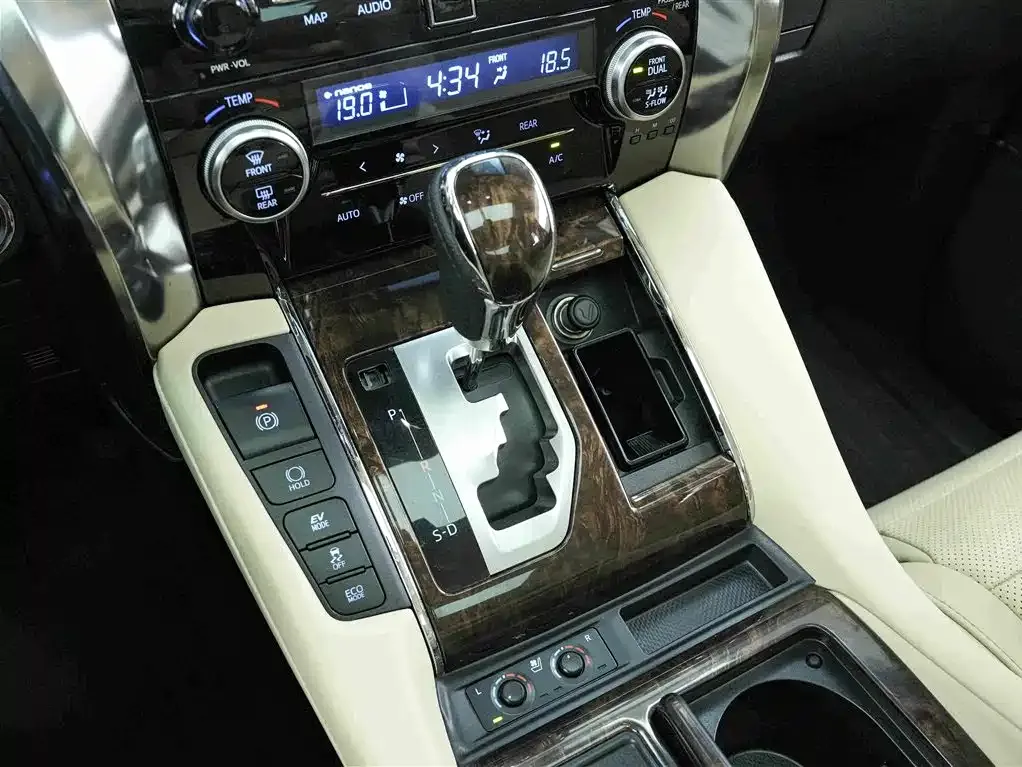 Toyota Alphard — фото 3