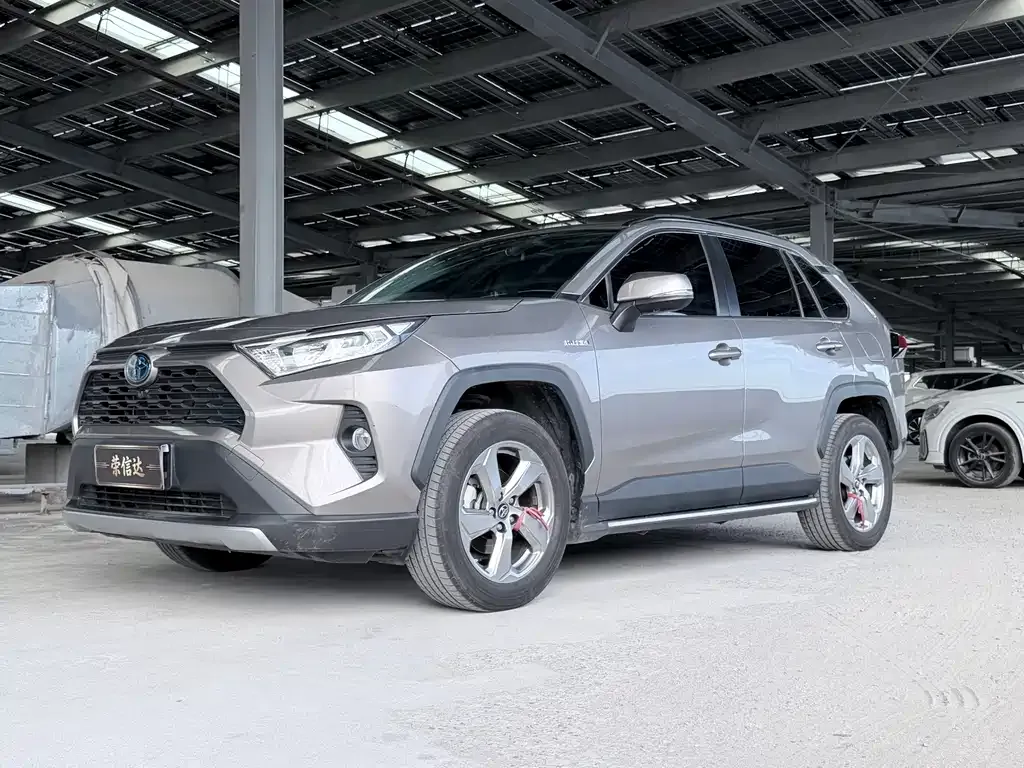 Toyota RAV4 — фото 1