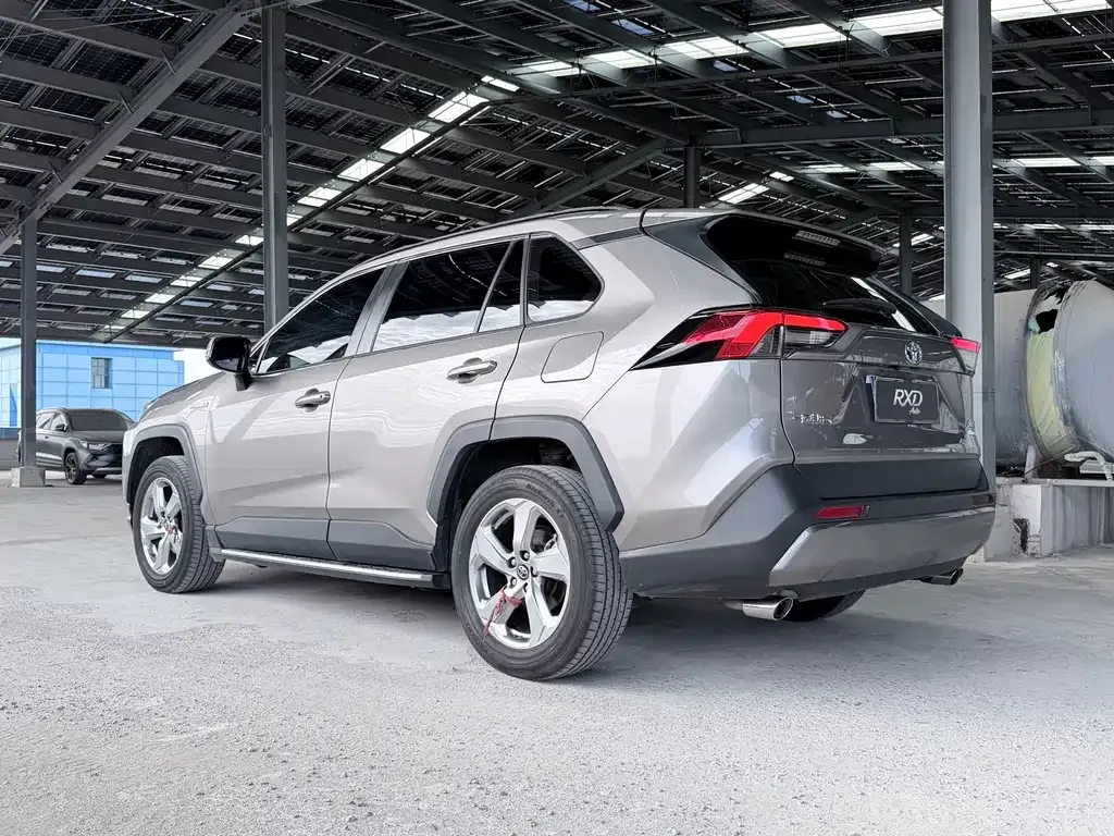 Toyota RAV4 — фото 9
