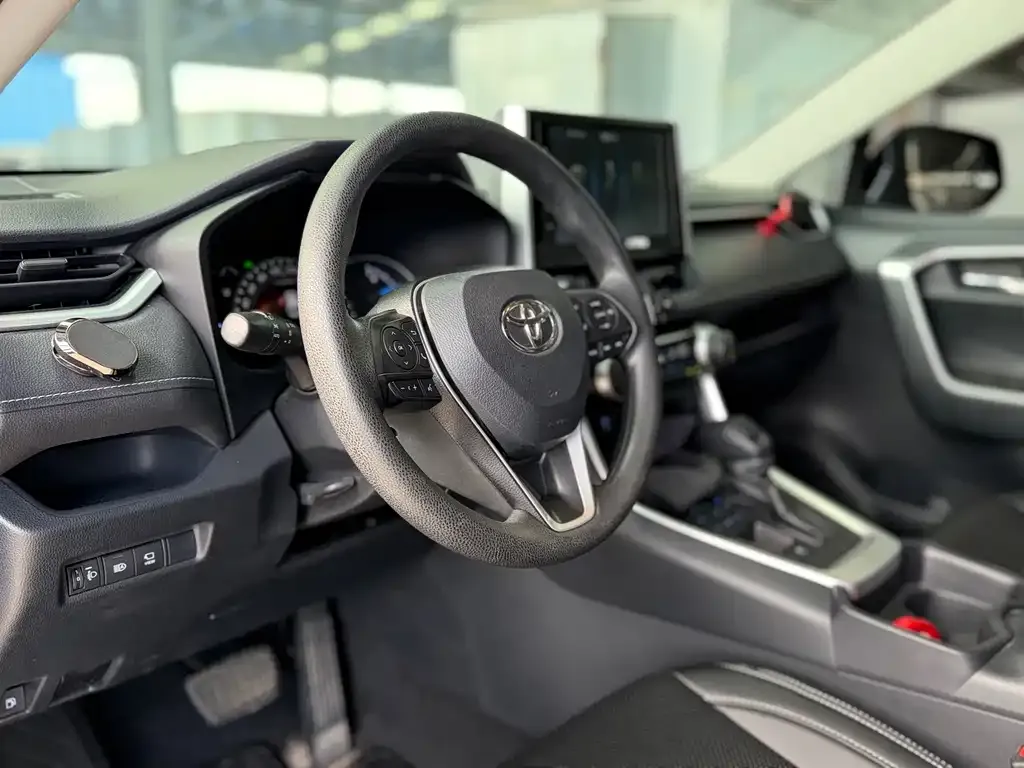 Toyota RAV4 — фото 10