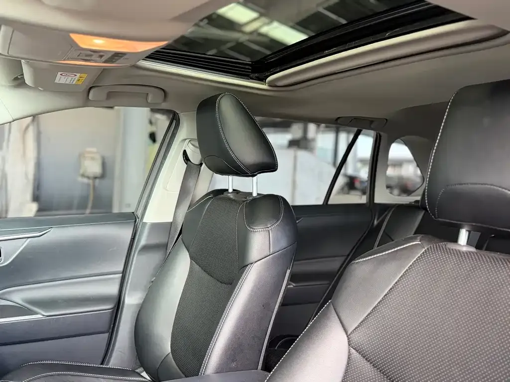 Toyota RAV4 — фото 7