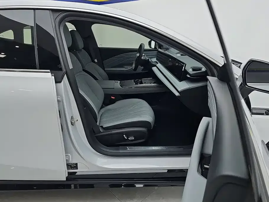 Geely Galaxy E8 — фото 10