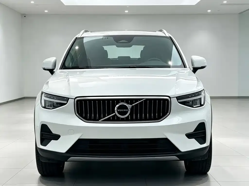 Volvo XC40 — фото 1