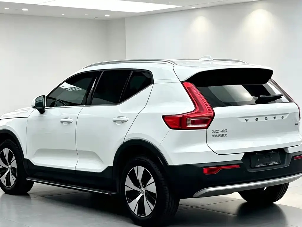 Volvo XC40 — фото 5