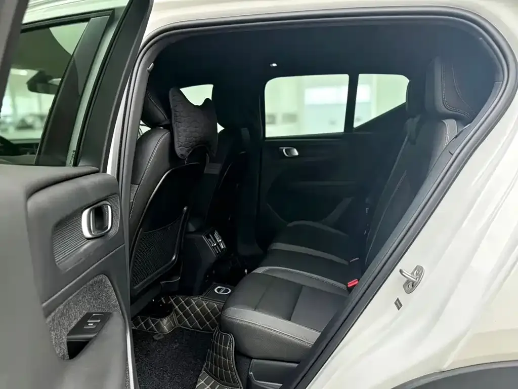 Volvo XC40 — фото 3
