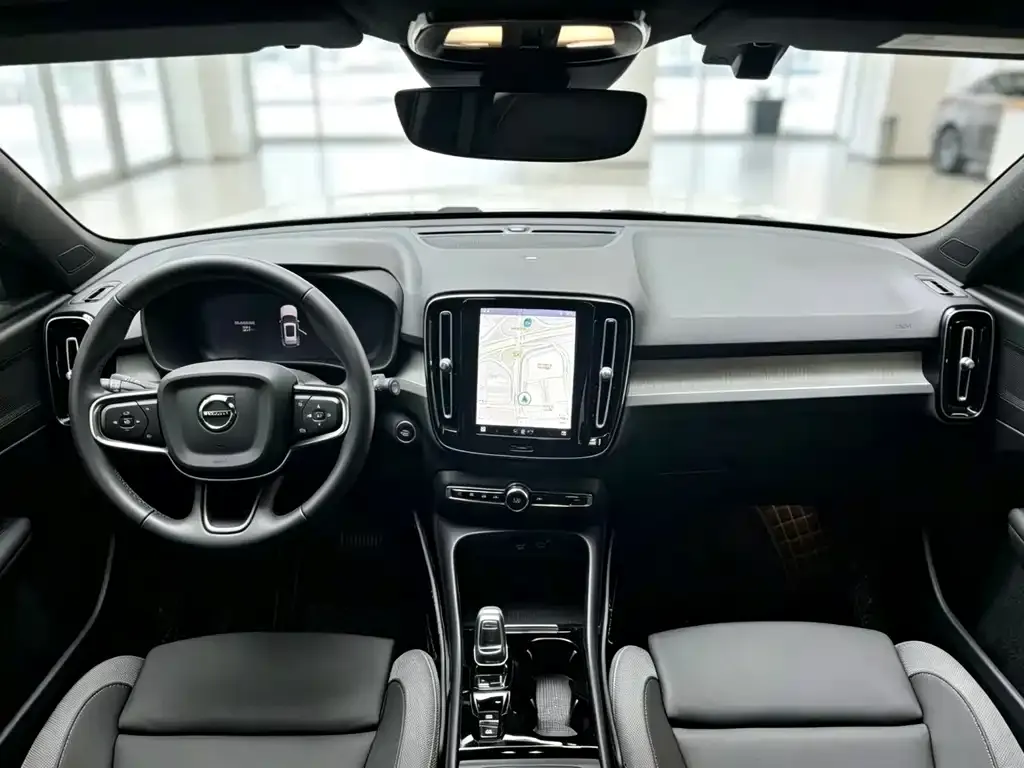 Volvo XC40 — фото 7