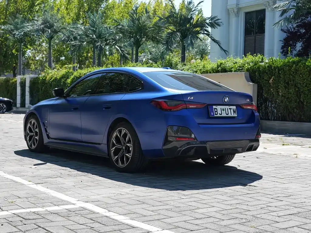 BMW i4 — фото 10