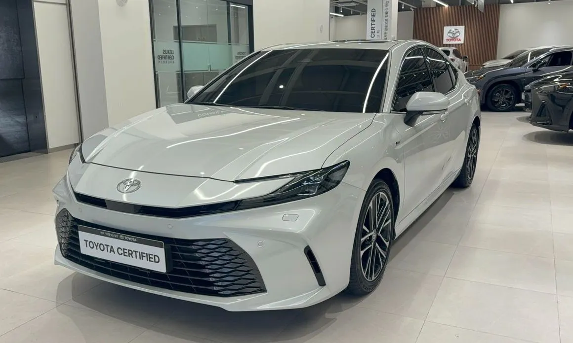 Toyota Camry — фото 1